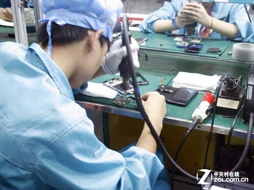 探秘海信手機工廠生產線 一顆電子元器件的精密之旅